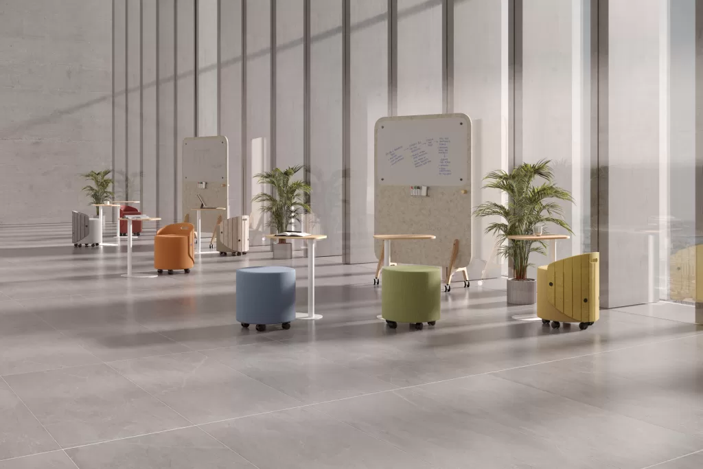 Num mundo onde flexibilidade e adaptabilidade são essenciais, surge o Rollo. Mais do que um simples pouf, ele redefine-se como uma peça multifuncional que se adapta às necessidades do ambiente. Com as suas rodas, o Rollo permite uma mobilidade sem esforço, transformando rapidamente qualquer espaço. O painel acústico em PET felt, com pega integrada, não só proporciona uma área de tranquilidade, como também permite o transporte e reorganização do espaço.