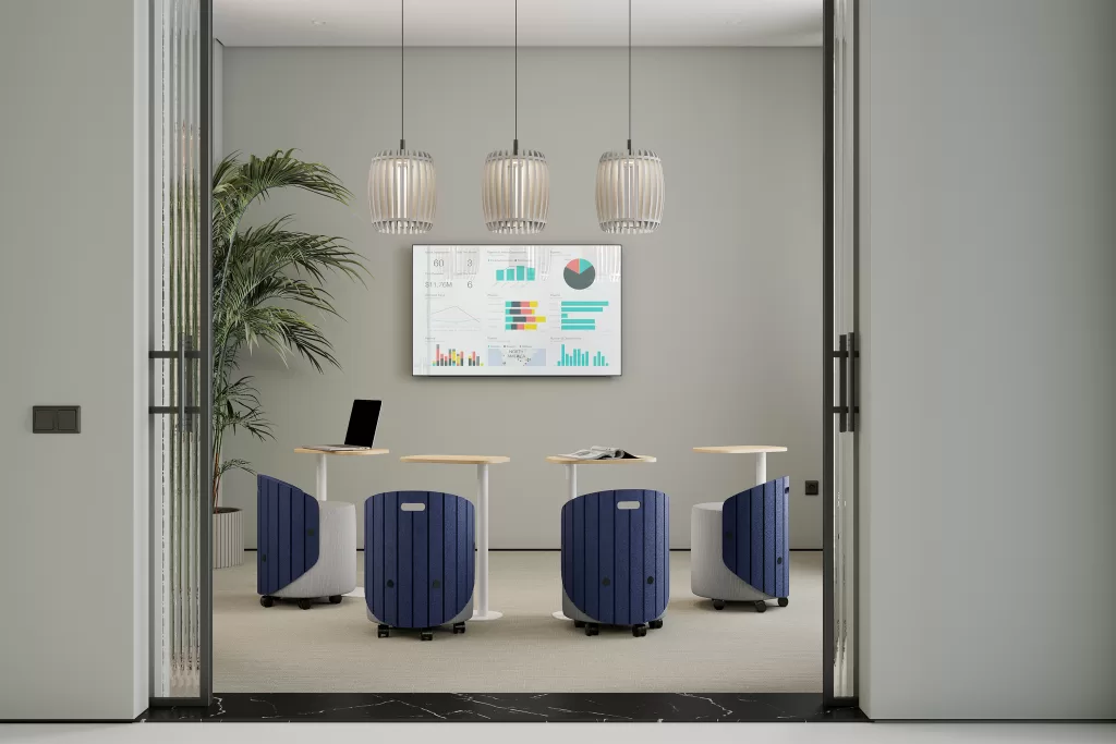 Num mundo onde flexibilidade e adaptabilidade são essenciais, surge o Rollo. Mais do que um simples pouf, ele redefine-se como uma peça multifuncional que se adapta às necessidades do ambiente. Com as suas rodas, o Rollo permite uma mobilidade sem esforço, transformando rapidamente qualquer espaço. O painel acústico em PET felt, com pega integrada, não só proporciona uma área de tranquilidade, como também permite o transporte e reorganização do espaço.