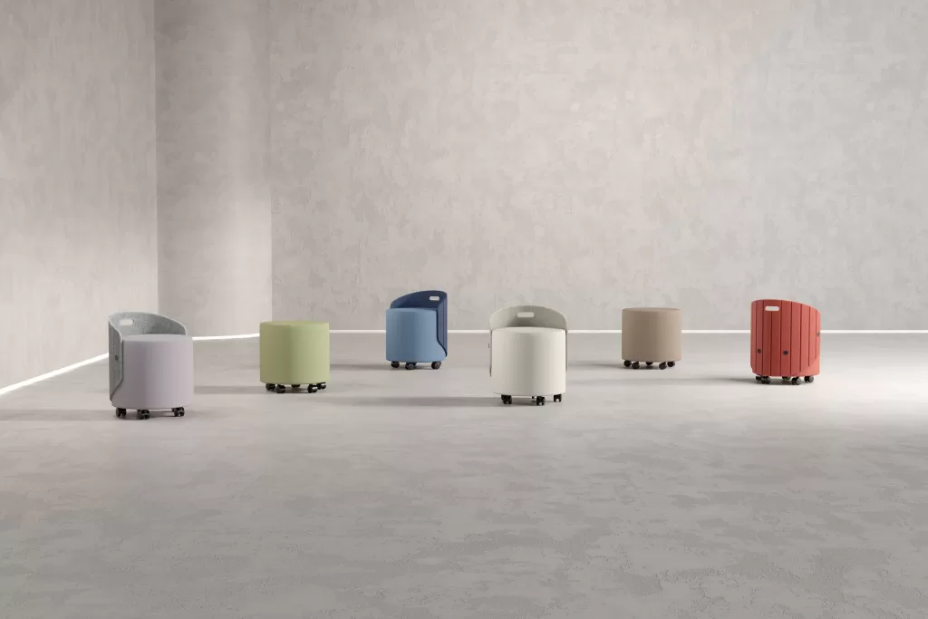 Num mundo onde flexibilidade e adaptabilidade são essenciais, surge o Rollo. Mais do que um simples pouf, ele redefine-se como uma peça multifuncional que se adapta às necessidades do ambiente. Com as suas rodas, o Rollo permite uma mobilidade sem esforço, transformando rapidamente qualquer espaço. O painel acústico em PET felt, com pega integrada, não só proporciona uma área de tranquilidade, como também permite o transporte e reorganização do espaço.