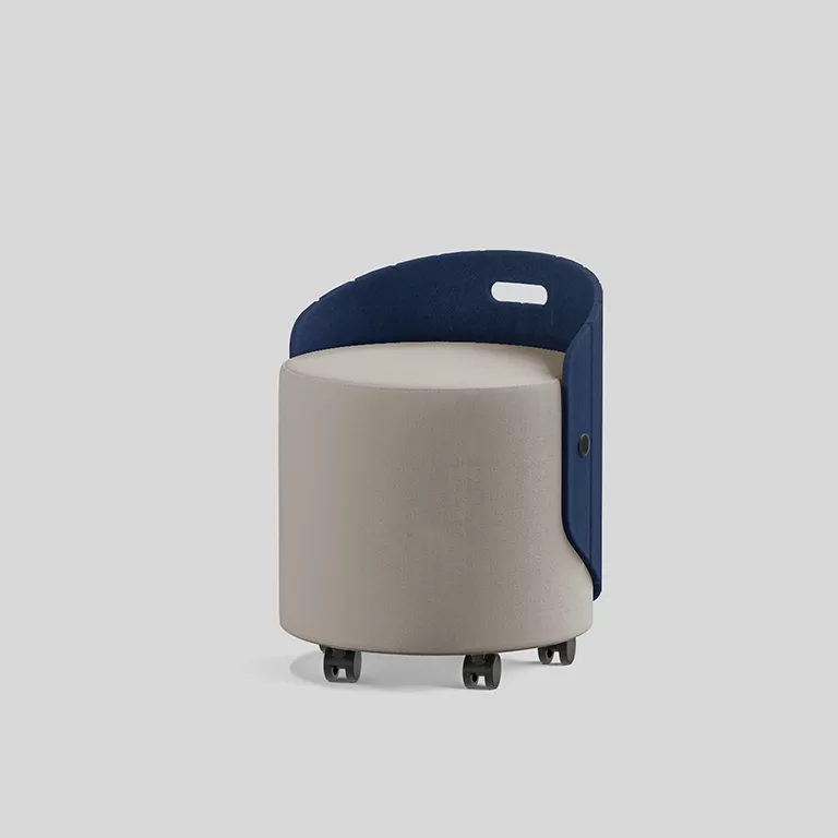 Num mundo onde flexibilidade e adaptabilidade são essenciais, surge o Rollo. Mais do que um simples pouf, ele redefine-se como uma peça multifuncional que se adapta às necessidades do ambiente. Com as suas rodas, o Rollo permite uma mobilidade sem esforço, transformando rapidamente qualquer espaço. O painel acústico em PET felt, com pega integrada, não só proporciona uma área de tranquilidade, como também permite o transporte e reorganização do espaço.