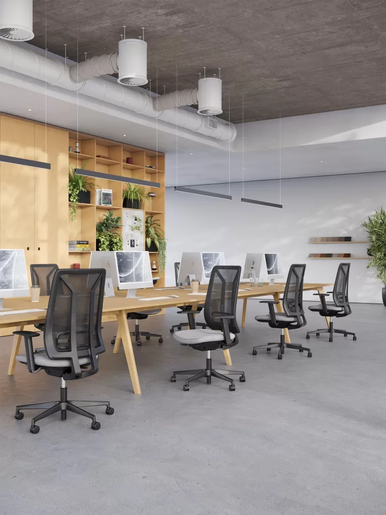 Ambiente de trabalho moderno com cadeira de escritório ergonómica VERTA.