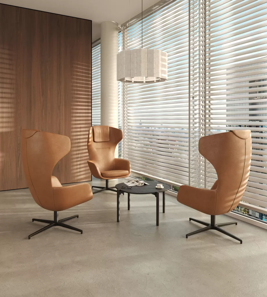 Poltrona Zenith com acolchoado generoso e estrutura estável.